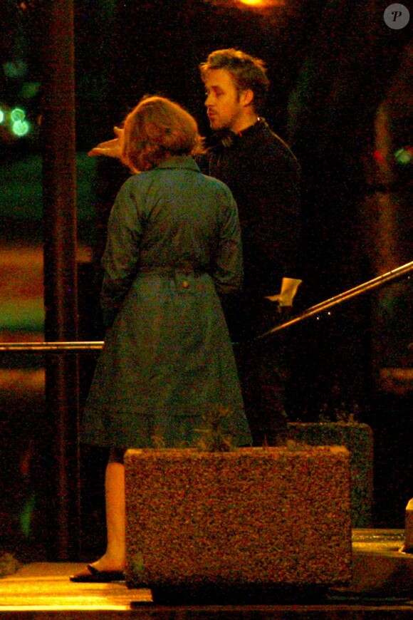 Ryan Gosling donne ses consignes à Christina Hendricks sur le tournage du film How To Catch A Monster à Detroit le 5 juin 2013.