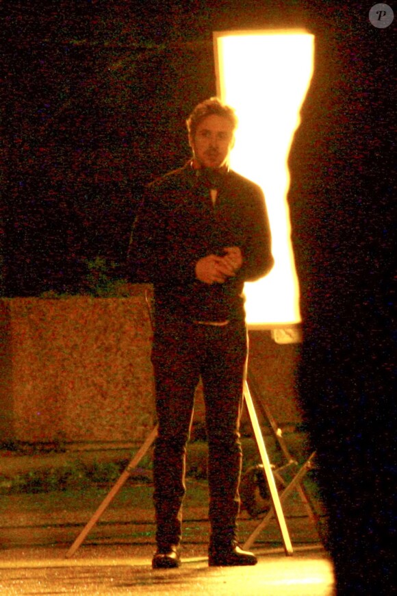 Ryan Gosling entre deux prises sur le tournage du film How To Catch A Monster à Detroit le 5 juin 2013.