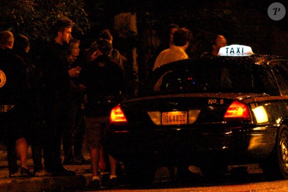 Ryan Gosling dirige Christina Hendricks sortant d'un taxi pour aller dans un club sur le tournage du film How To Catch A Monster à Detroit le 5 juin 2013.