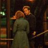 Ryan Gosling en discussion avec Christina Hendricks sur le tournage du film How To Catch A Monster à Detroit le 5 juin 2013.