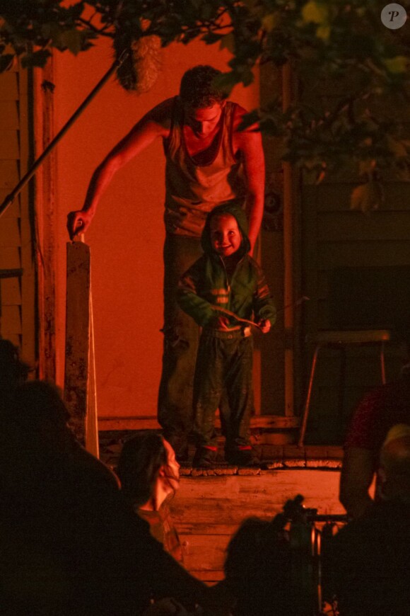 Ryan Gosling avec un jeune garçon sur le tournage du film How To Catch A Monster à Detroit le 31 mai 2013.