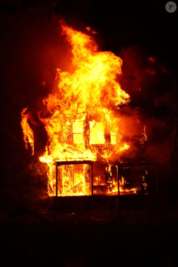Une maison brûle sur le tournage du film How To Catch A Monster à Detroit le 31 mai 2013.
