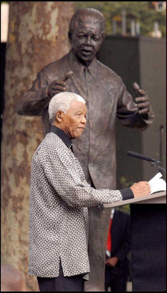 Nelson Mandela devant à statue à Londres en 2007.