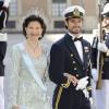La reine Silvia de Suède et son fils le prince Carl Philip au mariage de la princesse Madeleine de Suède et de Chris O'Neill au palais royal à Stockholm le 8 juin 2013.