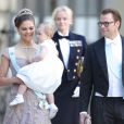 La princesse Victoria et le prince Daniel de Suède avec leur fille la princesse Estelle au mariage de la princesse Madeleine de Suède et de Chris O'Neill au palais royal à Stockholm le 8 juin 2013.