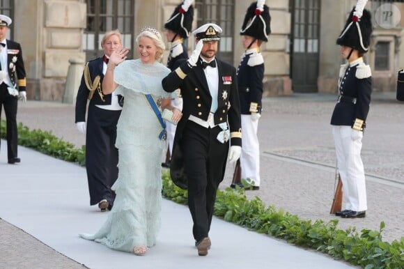 La Princesse Mette-Marit de Norvege et le Prince Haakon de Norvege au mariage de la princesse Madeleine de Suède et de Chris O'Neill au palais royal à Stockholm le 8 juin 2013.