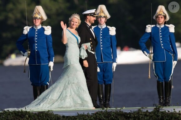 La princesse Mette-Marit et le prince Haakon de Norvège arrivant au palais Drottningholm, le 8 juin 2013 à Stockholm, pour la réception du mariage de la princesse Madeleine de Suède et de Chris O'Neill.