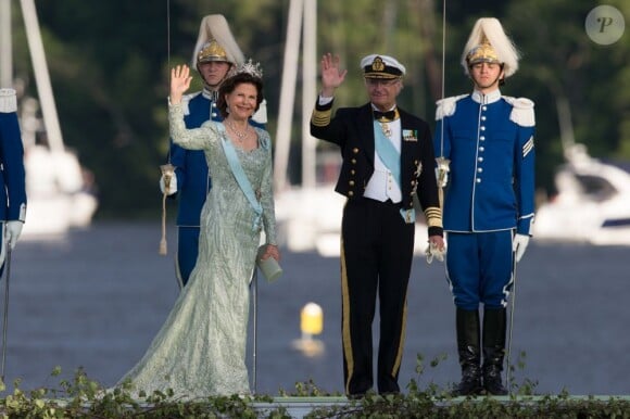 Le roi Carl XVI Gustaf de Suède et la reine Silvia arrivant au palais Drottningholm, le 8 juin 2013 à Stockholm, pour la réception du mariage de la princesse Madeleine de Suède et de Chris O'Neill.
