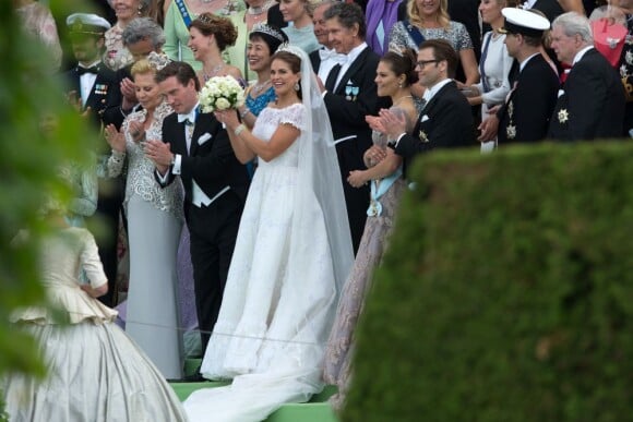 Le cortège rassemblé à Drottningholm autour des jeunes mariés, la princesse Madeleine et Chris O'Neill, pour la réception de leur mariage, le 8 juin 2013 à Stockholm.