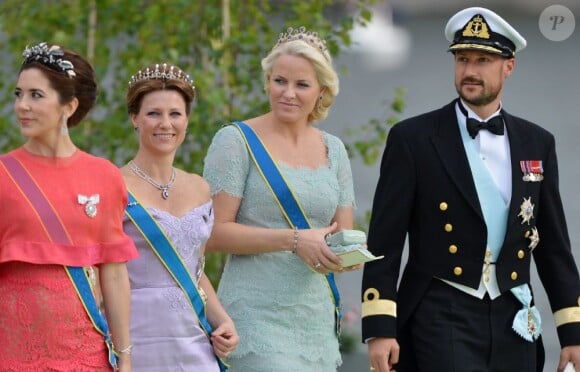 La princesse Mary de Danemark avec la princesse Märtha-Louise, la princesse Mette-Marit et le prince Haakon de Norvège au mariage de la princesse Madeleine de Suède et de Chris O'Neill au palais royal à Stockholm le 8 juin 2013.