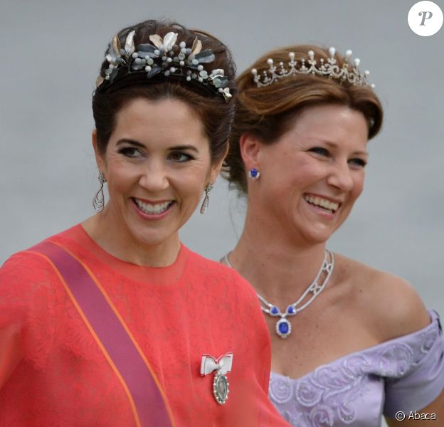 Les princesses Mary de Danemark et Märtha-Louise de Norvège au mariage de la princesse Madeleine de Suède et de Chris O'Neill au palais royal à Stockholm le 8 juin 2013.