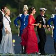 Mary et Frederik de Danemark, et Marie-Chantal et Pavlos de Grèce débarquent à Drottningholm pour la réception du mariage de la princesse Madeleine de Suède et de Chris O'Neill au palais royal à Stockholm le 8 juin 2013.