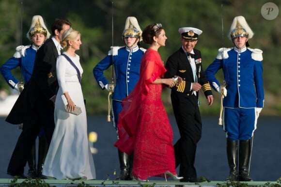 Mary et Frederik de Danemark, et Marie-Chantal et Pavlos de Grèce débarquent à Drottningholm pour la réception du mariage de la princesse Madeleine de Suède et de Chris O'Neill au palais royal à Stockholm le 8 juin 2013.
