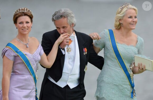 Ari Behn entre son épouse la princesse Märtha-Louise et sa belle-soeur la princesse Mette-Marit de Norvège au mariage de la princesse Madeleine de Suède et de Chris O'Neill au palais royal à Stockholm le 8 juin 2013.