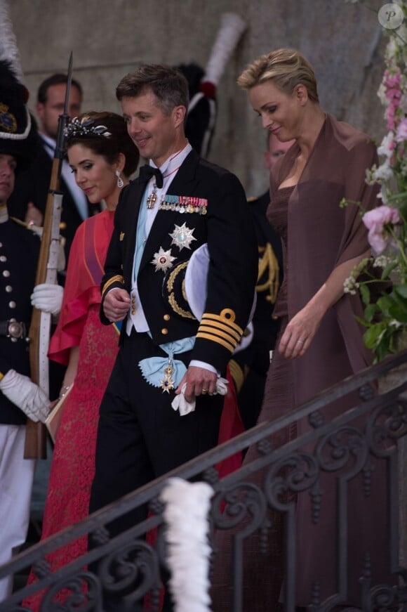 Mary et Frederik de Danemark et Charlene de Monaco au mariage de la princesse Madeleine de Suède et de Chris O'Neill au palais royal à Stockholm le 8 juin 2013.