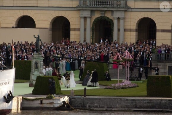 Les invités du mariage de la princesse Madeleine et Chris O'Neill arrivent aux terrasses d'Evert Taubes pour embarquer pour Drottningholm, à Stockholm le 8 juin 2013