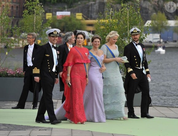 Frederik et Mary de Danemark, Märtha-Louise, Mette-Marit et Haakon de Norvège embarquent sur le SS Stockholm aux terrasses d'Evert Taubes pour Drottningholm, où se tient la réception du mariage de Madeleine de Suède et Chris O'Neill le 8 juin 2013