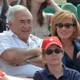 Dominique Strauss Kahn et sa compagne Myriam L'Aouffir pendant la finale dames à Roland-Garros le 8 juin 2013.