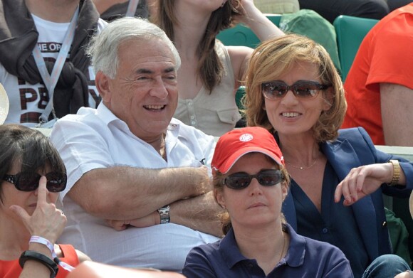 Dominique Strauss Kahn et sa compagne Myriam L'Aouffir pendant la finale dames à Roland-Garros le 8 juin 2013.