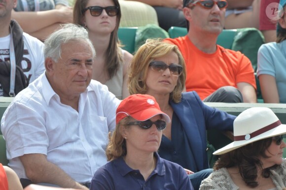 Dominique Strauss Kahn et sa compagne Myriam L'Aouffir regardent la finale dames à Roland-Garros le 8 juin 2013.
