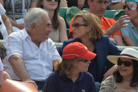 Dominique Strauss-Kahn et sa compagne Myriam L'Aouffir en complicité pendant la finale dames à Roland-Garros le 8 juin 2013.