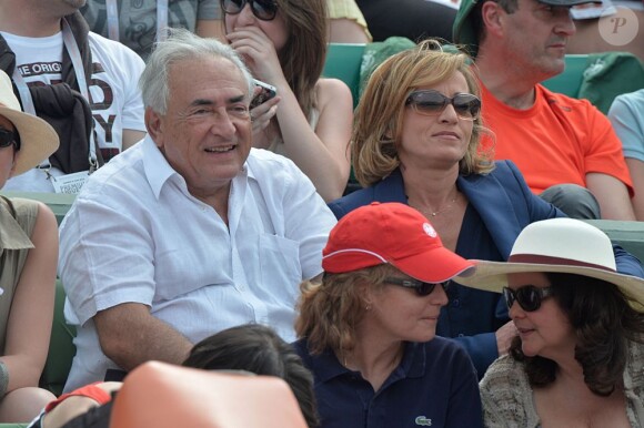 Dominique Strauss-Kahn et sa compagne Myriam L'Aouffir profite du spectacle de la finale dames à Roland-Garros le 8 juin 2013.