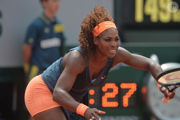 Serena Williams en action pendant la finale dames à Roland-Garros le 8 juin 2013.