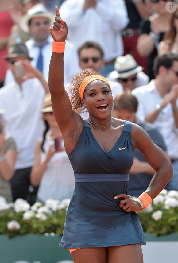 Serena Williams le doigt levé à la finale dames à Roland-Garros le 8 juin 2013.