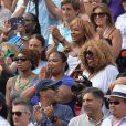 Serena Williams supportée par son clan à la finale dames à Roland-Garros le 8 juin 2013.