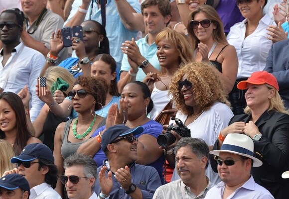 Serena Williams supportée par son clan à la finale dames à Roland-Garros le 8 juin 2013.