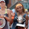 Maria Sharapova, Serena Williams posent après la finale dames à Roland-Garros le 8 juin 2013.