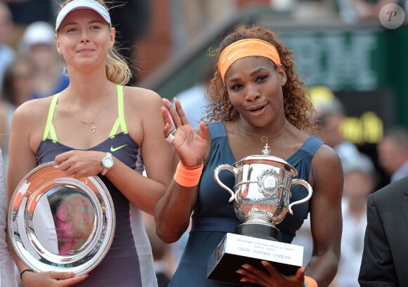 Maria Sharapova, Serena Williams posent après la finale dames à Roland-Garros le 8 juin 2013.
