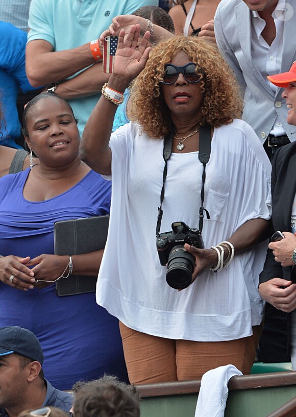 Isha Price (demi-soeur de Serena Williams) et Oracene Price (mère de Serena Williams) pendant la finale dames à Roland-Garros le 8 juin 2013.