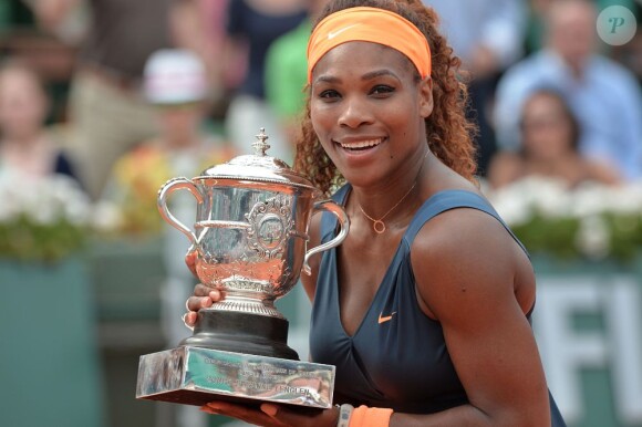 Serena Williams avec son trophée à la finale dames à Roland-Garros le 8 juin 2013.