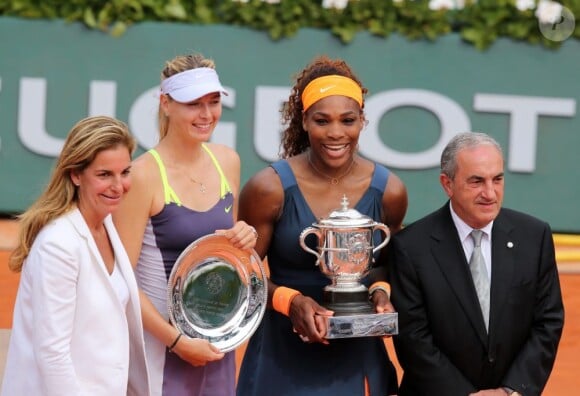 Arantxa Sanchez, Maria Sharapova, Serena Williams, Jean Gachassin après la finale dames à Roland-Garros le 8 juin 2013.