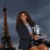 Serena Williams fête son titre près de la Tour Eiffel à Paris, le 8 juin 2013.