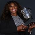 La "parisienne" Serena Williams avec son trophée à Paris, le 8 juin 2013.