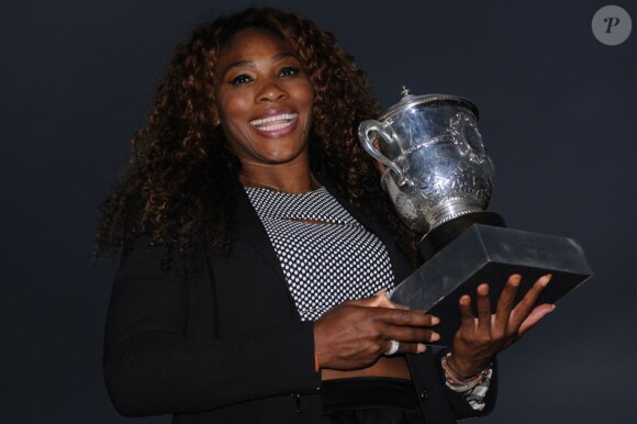 La "parisienne" Serena Williams avec son trophée à Paris, le 8 juin 2013.