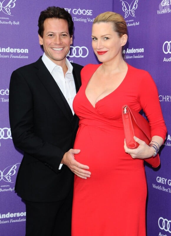 Ioan Gruffudd et Alice Evans enceinte lors du Chrysalis Butterfly Ball à Los Angeles, le 8 juin 2013.