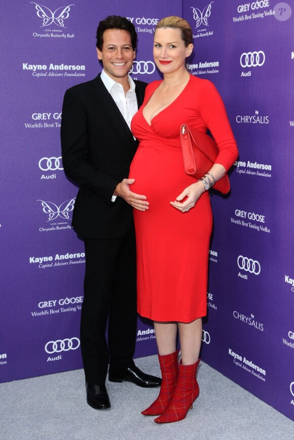 Ioan Gruffudd au côté d'Alice Evans et son baby-bump lors du Chrysalis Butterfly Ball à Los Angeles, le 8 juin 2013.