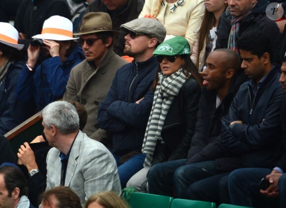 Leonardo DiCaprio, avec son ami Lukas Haas, lors de la finale de Roland-Garros le 9 juin 2013, opposant Rafael Nadal à David Ferrer