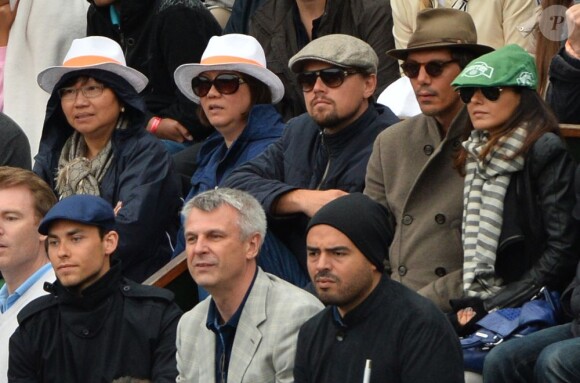 Leonardo DiCaprio, avec son ami Lukas Haas, lors de la finale de Roland-Garros le 9 juin 2013, opposant Rafael Nadal à David Ferrer