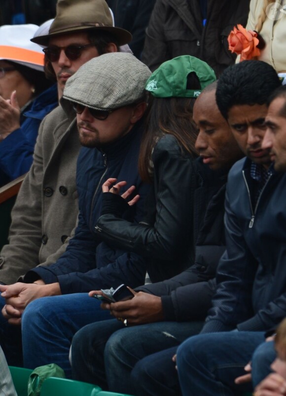 Leonardo DiCaprio, avec son ami Lukas Haas, lors de la finale de Roland-Garros le 9 juin 2013, opposant Rafael Nadal à David Ferrer