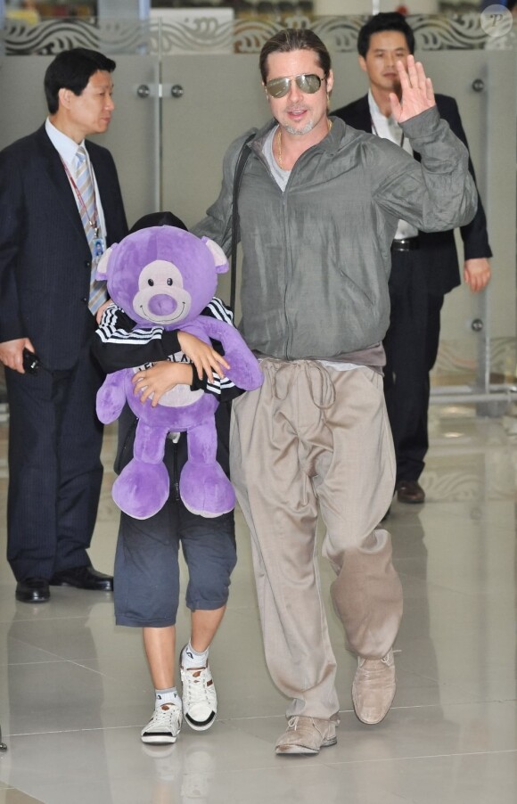 Brad Pitt avec son fils Pax, 9 ans, arrivant à l'aéroport de Séoul en Corée du Sud le 11 juin 2013