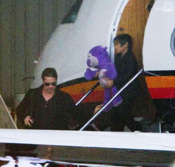 Brad Pitt avec son fils Pax arrivant en avion en Australie à Sydney le 
9 juin 2013