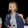 Rihanna, sous bonne escorte, quitte le restaurant San Carlo à Manchester. Le 11 Juin 2013.