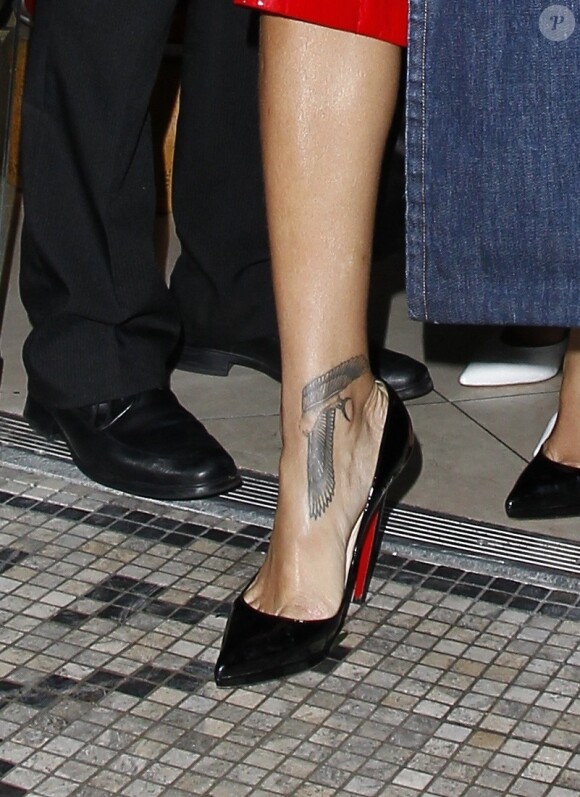 Rihanna, chaussée de souliers Christian Louboutin laissant entrevoir son tatouage à la cheville, quitte le restaurant San Carlo. Manchester, le 11 juin 2013.
