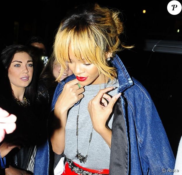 Rihanna tente de se faire discrète à son arrivée au restautant San Carlo. Manchester, le 11 juin 2013.