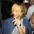 Rihanna, accueillie par une horde de fans et de photographes, arrive au restautant San Carlo pour dîner. Manchester, le 11 juin 2013.