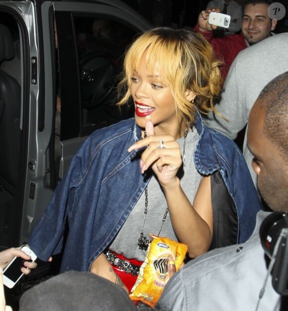 Rihanna, accueillie par une horde de fans et de photographes, arrive au restautant San Carlo pour dîner. Manchester, le 11 juin 2013.